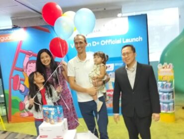 Co-founder & CEO Youvit, Wouter van der Kolk,  dan Group CEO and founder of The Parentinc Roshni Mahtani saat meluncurkan suplemen Vitamin D+ Kids Gummy. (Foto : Sirhan)