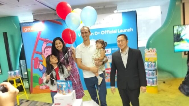 
					Co-founder & CEO Youvit, Wouter van der Kolk,  dan Group CEO and founder of The Parentinc Roshni Mahtani saat meluncurkan suplemen Vitamin D+ Kids Gummy. (Foto : Sirhan)