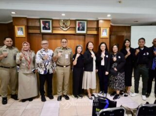 Wali Kota Jakarta Pusat, Arifin saat foto bersama dengan delegasi QCADAAC Manila. (Foto : Kominfotik Pemkot Jakpus)