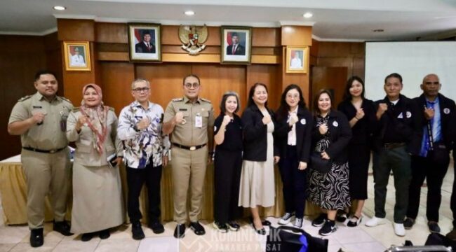 Wali Kota Jakarta Pusat, Arifin saat foto bersama dengan delegasi QCADAAC Manila. (Foto : Kominfotik Pemkot Jakpus)
