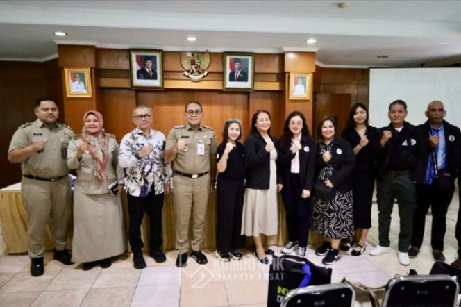 
Wali Kota Jakarta Pusat, Arifin saat foto bersama dengan delegasi QCADAAC Manila. (Foto : Kominfotik Pemkot Jakpus)