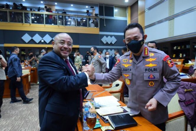 
					 Anggota Komisi III DPR RI dari Fraksi PKS, Habib Aboe Bakar Alhabsyi bersama Kapolri Jenderal Listyo Sigit Prabowo (foto : Ist)