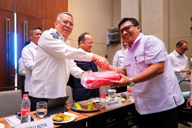 
Peringati HUT RI Ke-80, Wali Kota Benyamien Bagikan Ribuan Bendera Merah Putih