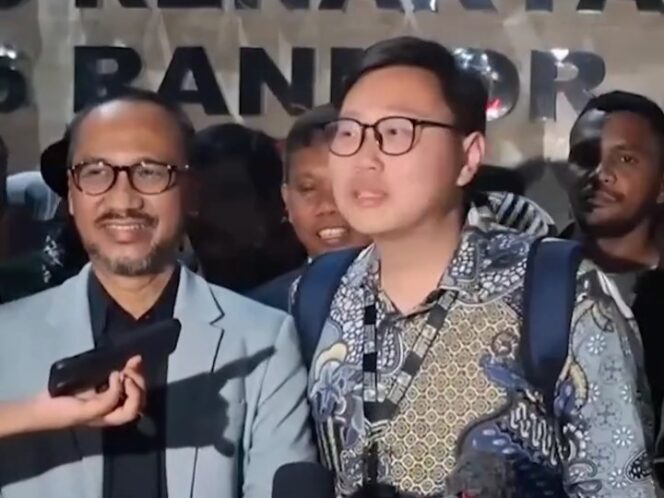 
Mantan Ketua KPK, Abraham Samad, usai diperiksa terkait   dugaan ijazah palsu Jokowi (Foto: 1st)