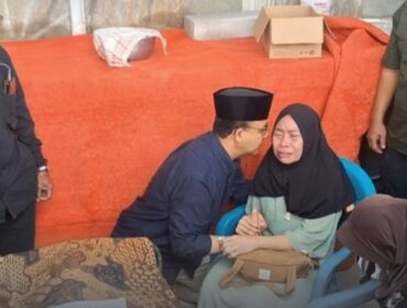 Anies Baswedan bersama ibu almarhum Affan Kurniawan (Foto: Istimewa)