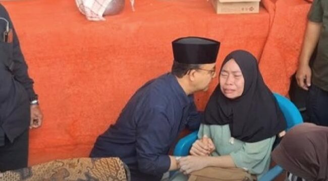 Anies Baswedan bersama ibu almarhum Affan Kurniawan (Foto: Istimewa)