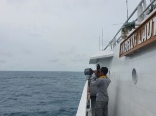 salah satu Prajurit Bakamla RI saat mencari korban KM Osela yang tenggelam. (Foto : Humas Baklam RI)
