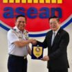 Kepala Bakamla RI Laksdya TNI Dr. Irvansyah, S.H., M.Tr.Opsla.,saat memberikan cindera mata kepada Sekjen ASEAN Dr. Kao Kim Hourn. (foto : Bakamla RI)