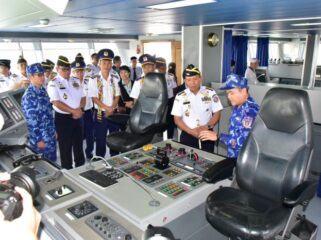  Kepala Bakamla RI Laksdya TNI Dr. Irvansyah, S.H., M.Tr.Opsla., saat mendengarkan penjelasan kru Kapal  Vietnam Coast Guard (VCG) CSB 8001 usai melakukan penyambutan. )Foto : Humas Bakamla RI)