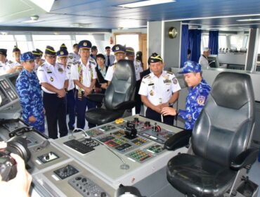  Kepala Bakamla RI Laksdya TNI Dr. Irvansyah, S.H., M.Tr.Opsla., saat mendengarkan penjelasan kru Kapal  Vietnam Coast Guard (VCG) CSB 8001 usai melakukan penyambutan. )Foto : Humas Bakamla RI)