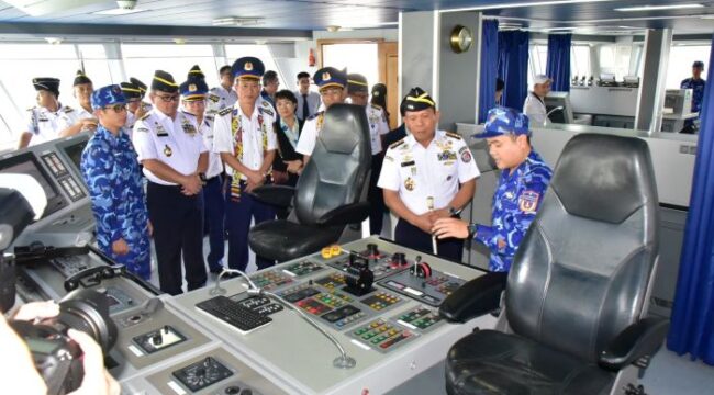  Kepala Bakamla RI Laksdya TNI Dr. Irvansyah, S.H., M.Tr.Opsla., saat mendengarkan penjelasan kru Kapal  Vietnam Coast Guard (VCG) CSB 8001 usai melakukan penyambutan. )Foto : Humas Bakamla RI)