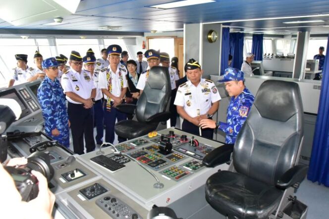 
Kepala Bakamla RI Laksdya TNI Dr. Irvansyah, S.H., M.Tr.Opsla., saat mendengarkan penjelasan kru Kapal  Vietnam Coast Guard (VCG) CSB 8001 usai melakukan penyambutan. )Foto : Humas Bakamla RI)