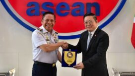 Kepala Bakamla RI Laksdya TNI Dr. Irvansyah, S.H., M.Tr.Opsla.,saat memberikan cindera mata kepada Sekjen ASEAN Dr. Kao Kim Hourn. (foto : Bakamla RI)