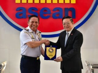 Kepala Bakamla RI Laksdya TNI Dr. Irvansyah, S.H., M.Tr.Opsla.,saat memberikan cindera mata kepada Sekjen ASEAN Dr. Kao Kim Hourn. (foto : Bakamla RI)