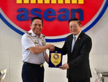 Kepala Bakamla RI Laksdya TNI Dr. Irvansyah, S.H., M.Tr.Opsla.,saat memberikan cindera mata kepada Sekjen ASEAN Dr. Kao Kim Hourn. (foto : Bakamla RI)