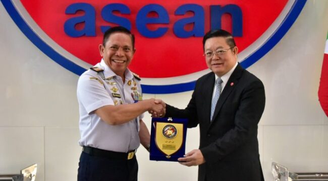 Kepala Bakamla RI Laksdya TNI Dr. Irvansyah, S.H., M.Tr.Opsla.,saat memberikan cindera mata kepada Sekjen ASEAN Dr. Kao Kim Hourn. (foto : Bakamla RI)