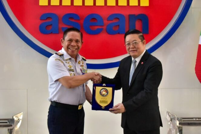 
					Kepala Bakamla RI Laksdya TNI Dr. Irvansyah, S.H., M.Tr.Opsla.,saat memberikan cindera mata kepada Sekjen ASEAN Dr. Kao Kim Hourn. (foto : Bakamla RI)
