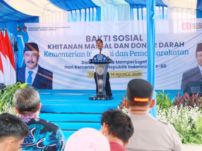 
Menteri Imipas, Agus Andrianto saat menghadiri acara bakti sosial di Kabupaten Tangerang, Kamis (14/08/2025). (Foto: Istimewa)