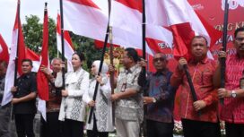 Direktorat Jenderal (Ditjen) Polpum Kemendagri  Bahtiar bersama seluruh jajaran Kesbangpol se-Indonesia saat mengibarkan bendera merah putih.. (foto : Puspen Kemendagri)