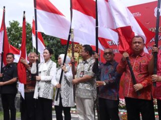 Direktorat Jenderal (Ditjen) Polpum Kemendagri  Bahtiar bersama seluruh jajaran Kesbangpol se-Indonesia saat mengibarkan bendera merah putih.. (foto : Puspen Kemendagri)