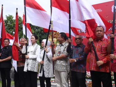 Direktorat Jenderal (Ditjen) Polpum Kemendagri  Bahtiar bersama seluruh jajaran Kesbangpol se-Indonesia saat mengibarkan bendera merah putih.. (foto : Puspen Kemendagri)