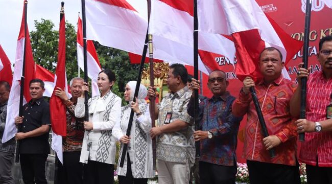 Direktorat Jenderal (Ditjen) Polpum Kemendagri  Bahtiar bersama seluruh jajaran Kesbangpol se-Indonesia saat mengibarkan bendera merah putih.. (foto : Puspen Kemendagri)