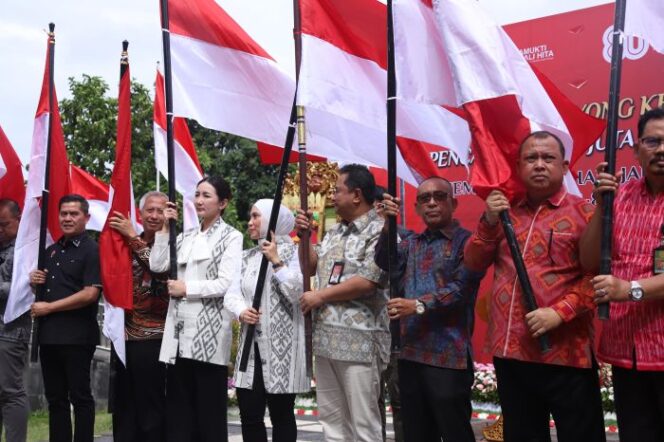 
Direktorat Jenderal (Ditjen) Polpum Kemendagri  Bahtiar bersama seluruh jajaran Kesbangpol se-Indonesia saat mengibarkan bendera merah putih.. (foto : Puspen Kemendagri)