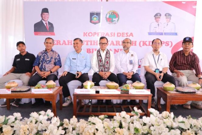 
Wamendagri Bima Arya saat berkunjung ke Koperasi Desa Merah Putih Syariah di Desa Bilelando, Kabupaten Lombok Tengah, Nusa Tenggara Barat, (Foto : Puspen Kemendagri)