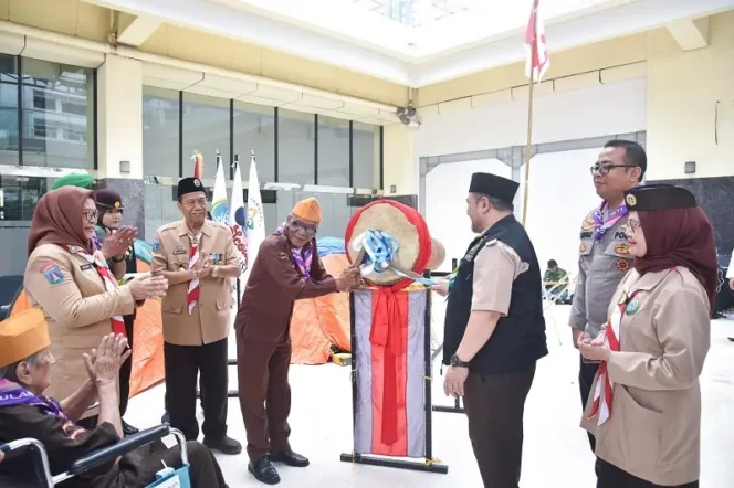 
Kepala Dinas Kepemudaan dan Olahraga (Dispora) Tangsel, Mursinah, saat membuka acara bulan bakti pramuka 2025 (Foto: Istimewa)