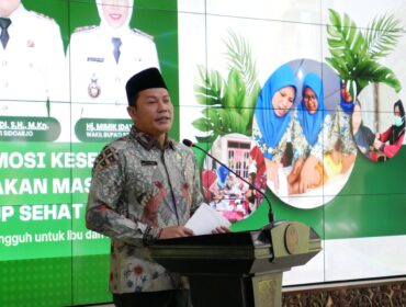 Bupati Sidoarjo, Subandi saat memberikan pengarahan kepada kader kesehatan desa (Foto: Kominfo Sidoarjo)