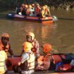 Gubernur DKI Jakarta Pramono Anung didampngi Wali Kota Jakpus Arifin Saat menyusuri sungai Ciliwung. (Foto : Kominfotok Pemkot Jakpus)
