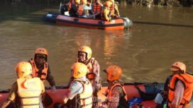 Gubernur DKI Jakarta Pramono Anung didampngi Wali Kota Jakpus Arifin Saat menyusuri sungai Ciliwung. (Foto : Kominfotok Pemkot Jakpus)