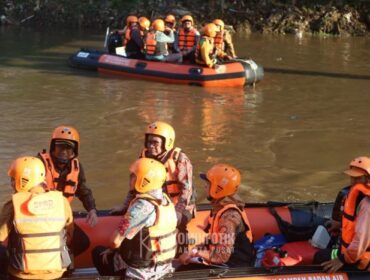 Gubernur DKI Jakarta Pramono Anung didampngi Wali Kota Jakpus Arifin Saat menyusuri sungai Ciliwung. (Foto : Kominfotok Pemkot Jakpus)