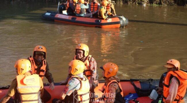 Gubernur DKI Jakarta Pramono Anung didampngi Wali Kota Jakpus Arifin Saat menyusuri sungai Ciliwung. (Foto : Kominfotok Pemkot Jakpus)