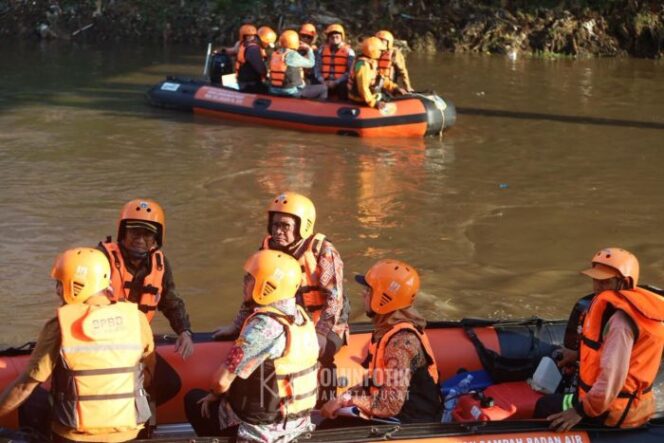 
Gubernur DKI Jakarta Pramono Anung didampngi Wali Kota Jakpus Arifin Saat menyusuri sungai Ciliwung. (Foto : Kominfotok Pemkot Jakpus)