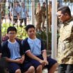 Gubernur Banten, Andra Soni menyapa siswa SMPS Penabur, pada acara cek kesehatan siswa gratis. (Foto: Istimewa)