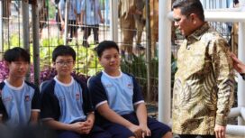 Gubernur Banten, Andra Soni menyapa siswa SMPS Penabur, pada acara cek kesehatan siswa gratis. (Foto: Istimewa)