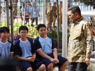 Gubernur Banten, Andra Soni menyapa siswa SMPS Penabur, pada acara cek kesehatan siswa gratis. (Foto: Istimewa)