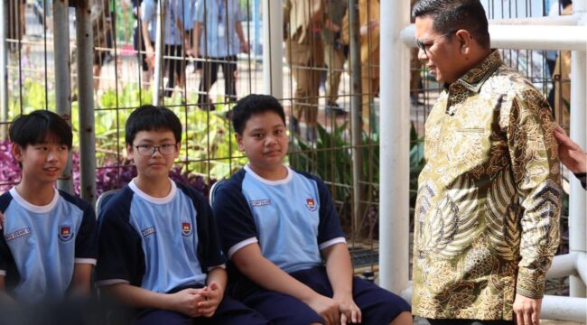 Gubernur Banten, Andra Soni menyapa siswa SMPS Penabur, pada acara cek kesehatan siswa gratis. (Foto: Istimewa)