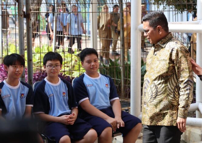 
Gubernur Banten, Andra Soni menyapa siswa SMPS Penabur, pada acara cek kesehatan siswa gratis. (Foto: Istimewa)