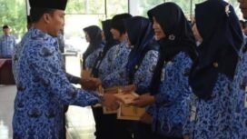 Ilustrasi pemberian SK Pengangkatan PNS (Foto: cpnsindonesia.id)