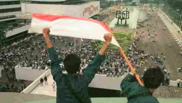 Aksi mahasiswa duduki Gedung DPR/MPR (Foto: Posko Jenggala)
