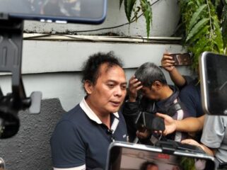 Kuasa Hukum Fariz RM, Deolipa Yumara saat memberikan keterangan kepada awak media di PN Jaksel Kamis (21/8/2025). (Foto : Sirhan/Jejaknarasi.id)