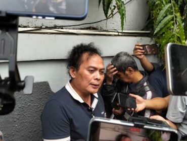 Kuasa Hukum Fariz RM, Deolipa Yumara saat memberikan keterangan kepada awak media di PN Jaksel Kamis (21/8/2025). (Foto : Sirhan/Jejaknarasi.id)
