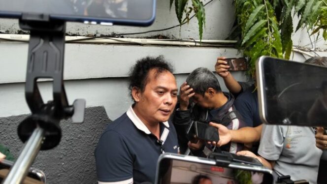 
Kuasa Hukum Fariz RM, Deolipa Yumara saat memberikan keterangan kepada awak media di PN Jaksel Kamis (21/8/2025). (Foto : Sirhan/Jejaknarasi.id)