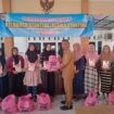 Kepala Desa Tempurejo, saat memberikan bantuan kepada warga beresiko stunting (Foto: Kominfo Jember)
