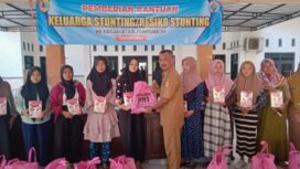 Kepala Desa Tempurejo, saat memberikan bantuan kepada warga beresiko stunting (Foto: Kominfo Jember)