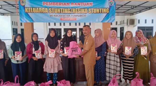 Kepala Desa Tempurejo, saat memberikan bantuan kepada warga beresiko stunting (Foto: Kominfo Jember)