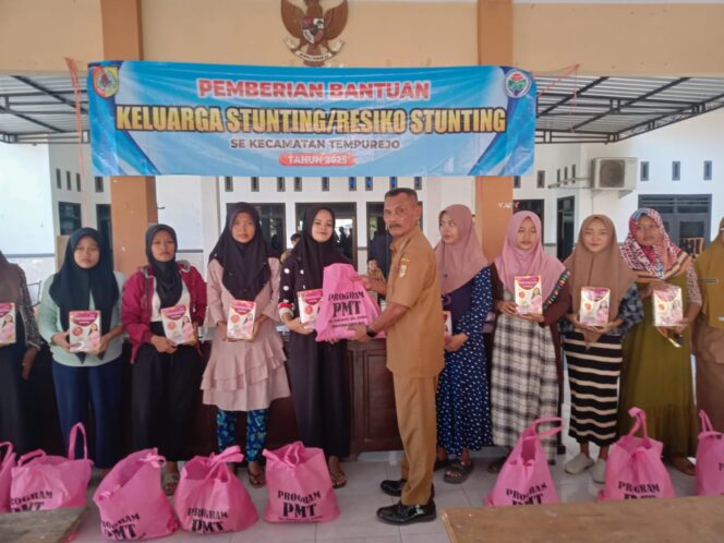 
					Kepala Desa Tempurejo, saat memberikan bantuan kepada warga beresiko stunting (Foto: Kominfo Jember)