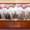 Sekretaris Kota (Sekko) Administrasi Jakarta Pusat Denny Ramdany  (tengah) saat menghadiri Pertemuan    Forum Komunikasi Pimpinan Kota (Forkopimko)  bbersama UKPD dan Mitra Pemkot Jakpus (Foto : Diskominfotik)